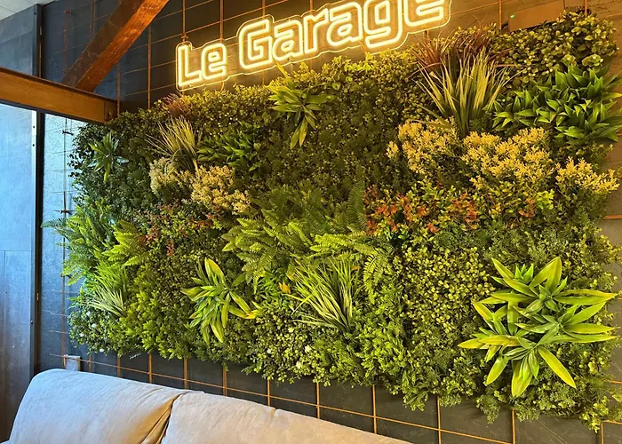 Le Garage Люс-Сен-Совёр